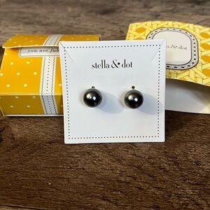 Stella & Dot Deja Vu Pearl Studs
